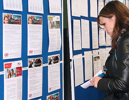 Studentin an den Stellen-Aushängen während der Firmenkontaktmesse TH Connect