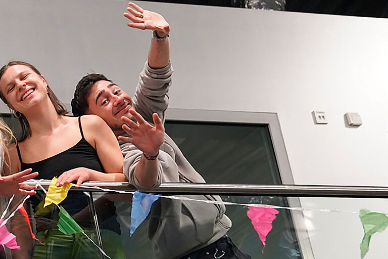 Studierende winken und lächeln in die Kamera beim International Afternoon 2024 der TH Wildau