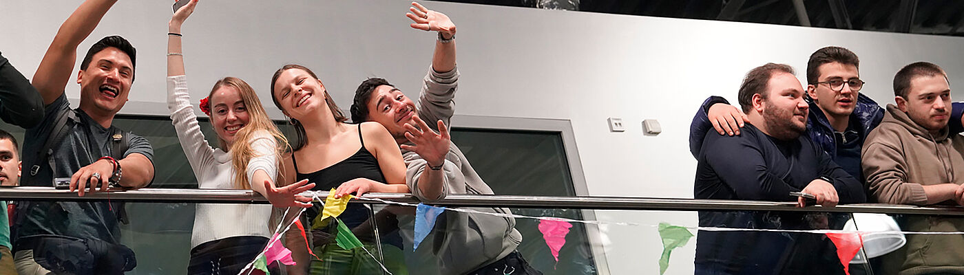 Studierende winken und lächeln in die Kamera beim International Afternoon 2024 der TH Wildau