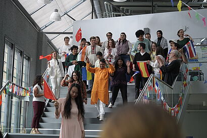 Länderparade mit internationalen Studierenden und Fahnen auf dem Internationalen Nachmittag 2025