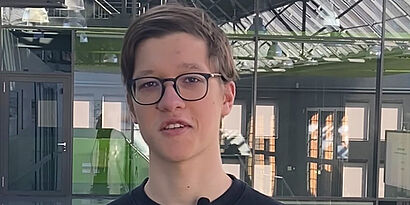 Student in Halle 17 auf dem TH-Wildau-Campus