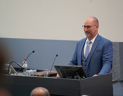 Wildaus Bürgermeister Frank Nerlich bei der feierlichen Verabschiedung der Absolventinnen und Absolventen 2023 des Fachbereichs WIR