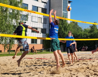 Menschen spielen Beachvolleyball