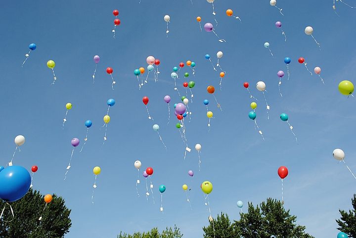 Bunte Luftballons steigen in den Himmel