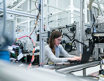 Frau in Technik-Labor