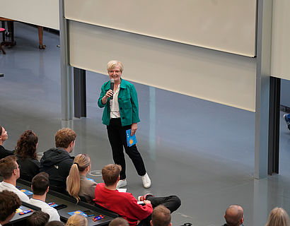 TH-Wildau-Präsidentin Prof. Ulrike Tippe bei der offiziellen Begrüßung der Erstsemester-Studierenden 2023
