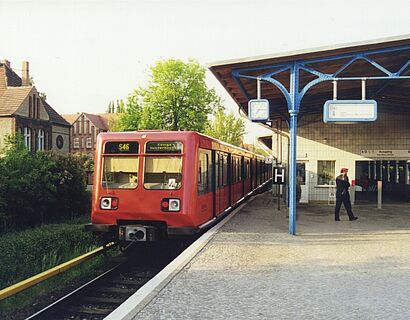 Aufnahme des Wildauer Bahnhofs mit einfahrenden, roter S-Bahn
