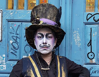 Luka Özyürek als Drag King im Portrait