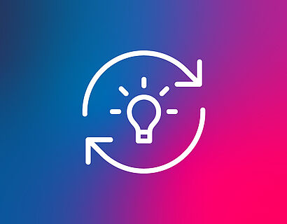 Icon mit einer symbolisch dargestellten Glühbirne, zwei Pfeilen zur Darstellung eines Kreislaufs auf lila-pink-blauem Hintergrund
