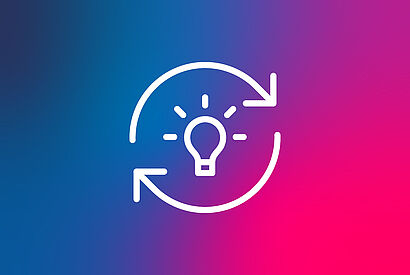 Icon mit einer symbolisch dargestellten Glühbirne, zwei Pfeilen zur Darstellung eines Kreislaufs auf lila-pink-blauem Hintergrund
