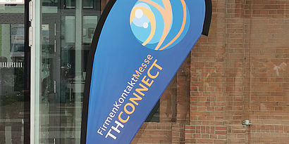 THCONNECT Beachflag vor Halle 17 auf dem Campus der TH Wildau