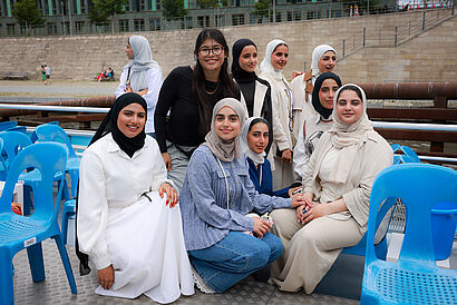 Teilnehmende des Jusoor International Programms bei einer Sighseeing-Tour durch Berlins Innenstadt mit dem Schiff