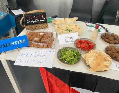 Traditionelle Speisen auf einem Tisch angerichtet
