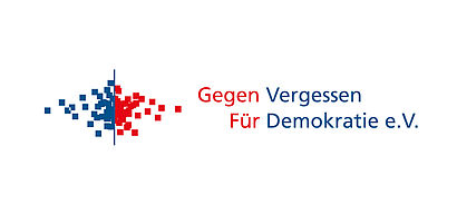 Logo des Vereins Gegen Vergessen für Demokratie e.V. Rot-blauer Schriftzug auf weißem Hintergrund, links davon eine abstrakte Formation von blauen Quadraten auf der einen Seite und roten Quadraten auf der anderen Seite, zwischen denen eine blaue Trennlinie verläuft.
