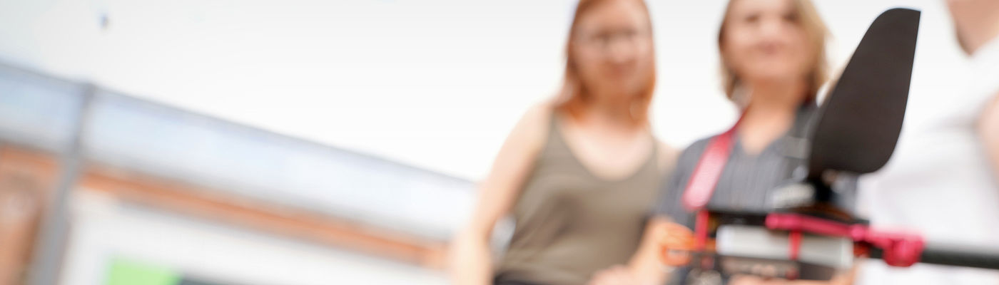 Studentinnen beim Check einer Drohne auf dem Campus der TH Wildau