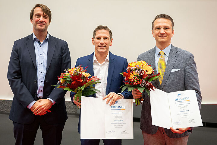 von links: Prof. Rainer Stollhoff, Prof. Sebastian Rönnau und Prof. Mathias Walther am 16.11.2024 bei der Übergabe des Lehrpreises 2024 