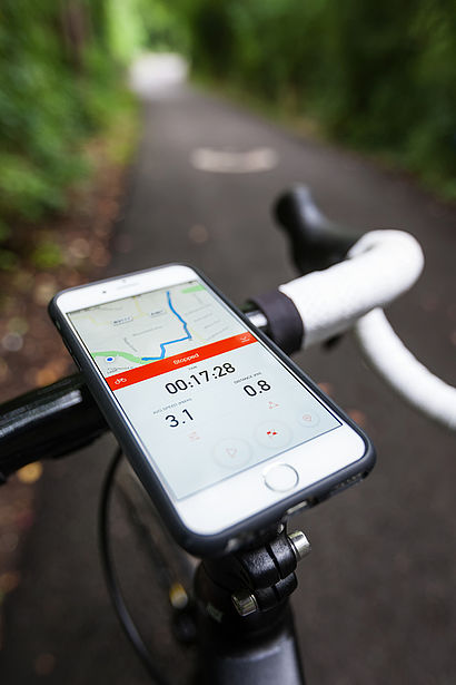 Fahrradlenker mit Smartphone und geöffneter Fahrrad-App