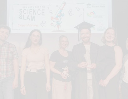 Auf diesem Bild sind 6 Personen abgebildet, diese stehen vor einer Leinwand mit der Aufschrift "Brandenburger Science Slam Sieger-Ehrung".