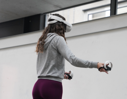 Frau mit VR Brille