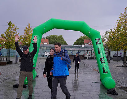 Wander/-innen beim Zieleinlauf nach der letzten Runde