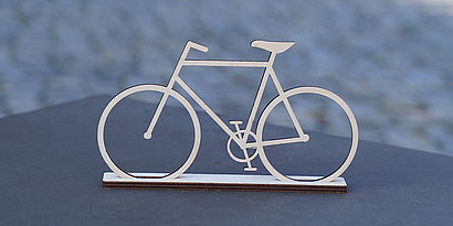 Kleines Holzfahrrad auf Podest