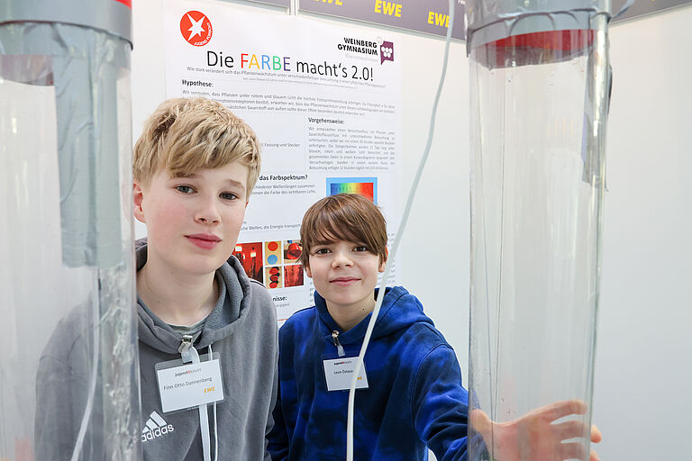 Zwei Kinder in Portraitaufnahme schauen in die Kamera