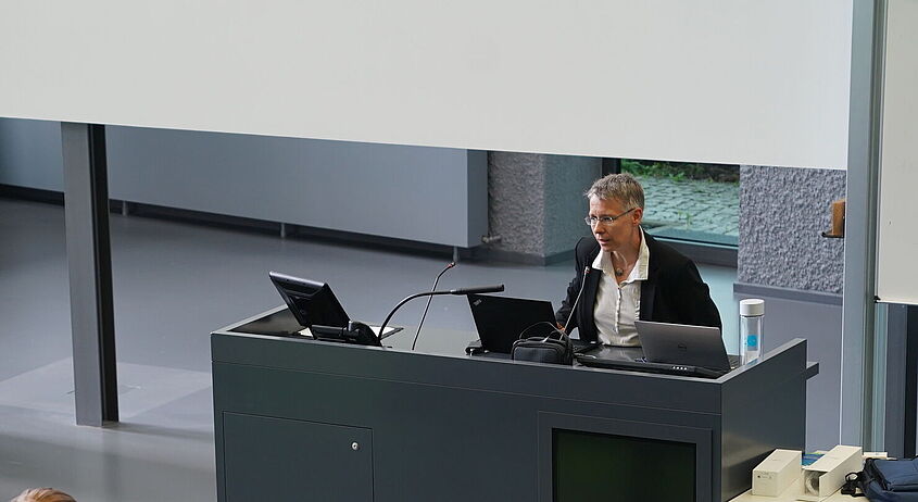 Fachtag Technik und Naturwissenschaften 2019 Prof. Dr. Heike Pospisil (Dekanin des Fachbereiches Fachbereich Ingenieur- und Naturwissenschaften) begrüßt die Schülerinnen und Schüler mit einem einleitenden Vortrag.