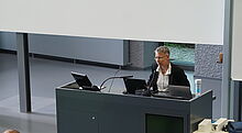 Fachtag Technik und Naturwissenschaften 2019 Prof. Dr. Heike Pospisil (Dekanin des Fachbereiches Fachbereich Ingenieur- und Naturwissenschaften) begrüßt die Schülerinnen und Schüler mit einem einleitenden Vortrag.
