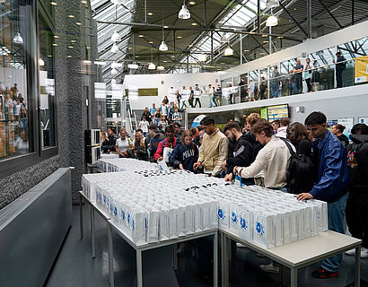 Erstsemester-Studierende beim Entgegennehmen der Begrüßungstüten vor dem Audimax der TH Wildau