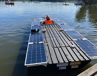 Solarboot auf dem Wasser an der Dahme