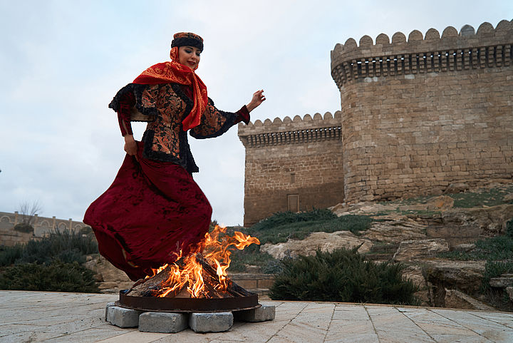Nowruz Frau tanzt um Feuer bei traditionellem Neujahrsfest Nowruz
