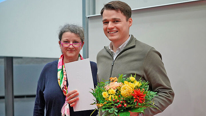 DAAD-Preis-Gewinner Yan Bulativ und Prof. Janett Mohnke im Audimax