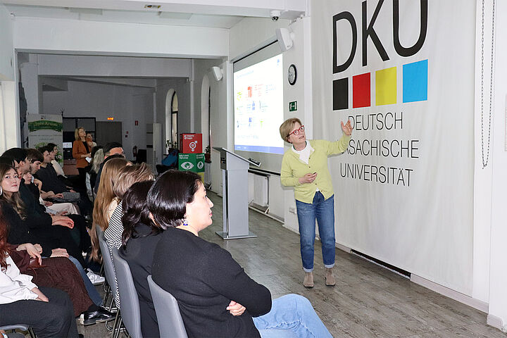Präsidentin Prof. Ulrike Tippe an der DKU