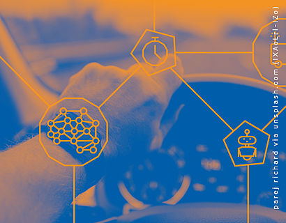 Blau orange gefärbtes Bild aus der Innenansicht eines Autos mit verschiedenen eingeblendeten digital Icons 
