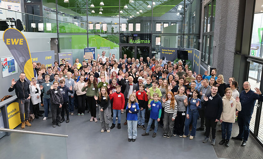 Teilnehmende Kinder bei einem Gruppenfoto für Jugend forscht im Foyer von Halle 17 auf dem Campus der TH Wildau