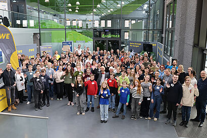 Teilnehmende Kinder bei einem Gruppenfoto für Jugend forscht im Foyer von Halle 17 auf dem Campus der TH Wildau