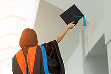 AdobeStock 443937833 mnirat Promotionsinteressierte können ihren Traum vom Doktorhut an der TH Wildau verwirklichen: Aktuell sind am Karrierezentrum für professorale Entwicklung einige Promotionsstellen ausgeschrieben.