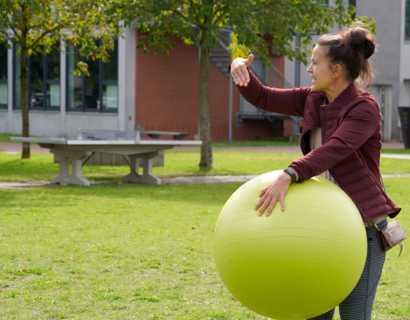 Frau mit Gymnastikball in der Hand