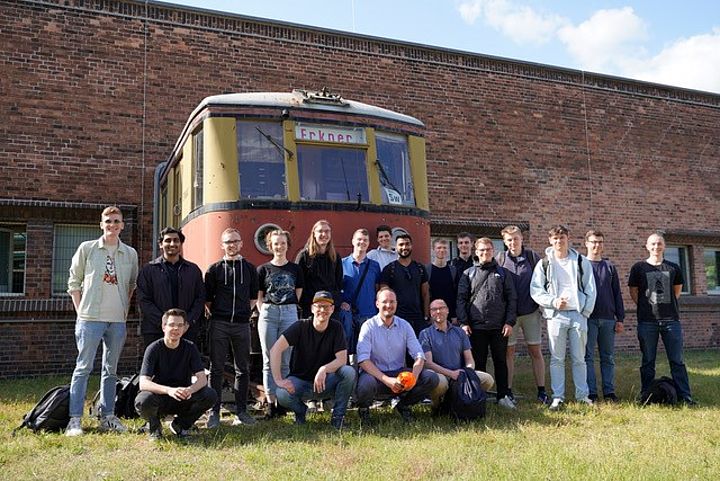 Gruppenbild Studiengang Verkehrssystemtechnik bei der S-Bahn in Erkner