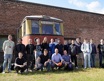 Gruppenbild Studiengang Verkehrssystemtechnik bei der S-Bahn in Erkner