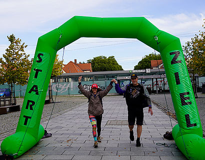 Glückliche Wander/-innen beim Zieleinlauf