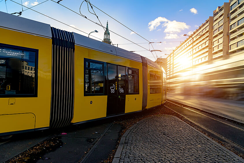 BVG Ansicht der Berliner Straßenbahn mit Sonne im Hintergrund