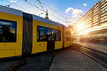Ansicht der Berliner Straßenbahn mit Sonne im Hintergrund