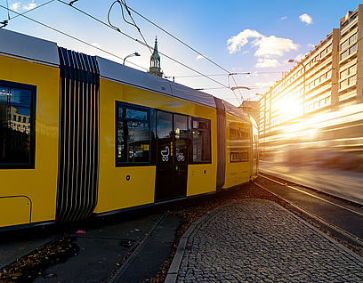 Ansicht der Berliner Straßenbahn mit Sonne im Hintergrund