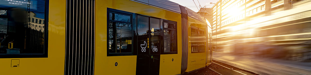 Ansicht der Berliner Straßenbahn mit Sonne im Hintergrund