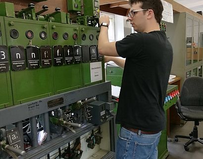 Student vor Stellwerkssteuerung