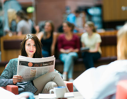 Studierende in der Bibliothek an der TH Wildau