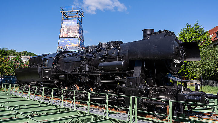 Schwarze Lokomotive auf grüner Drehscheibe auf dem Campus der TH Wildau
