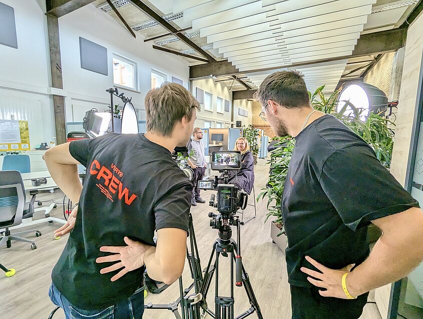 Dreh OppLab 3 2 Das Bild zeigt die Vorbereitungen zum Imagevideo Dreh im Opp:Lab