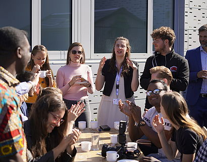 Teilnehmende der Sustainable Mobility Summer Academy 2023 auf der Dachterrasse von Haus 16 der TH Wildau